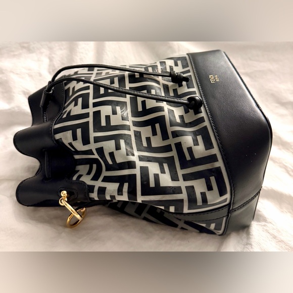 👑✅PRICE FIRM✅ AUTHENTIC FENDI  PVC Mon Tresor Small Bucket Bag - Picture 3 of 16
